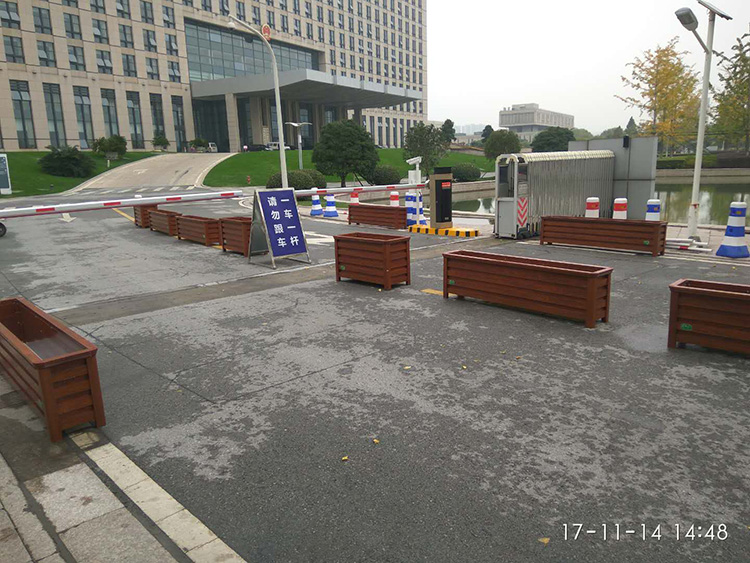 平湖市行政中心，市委市政府門口木紋鋁合金花箱