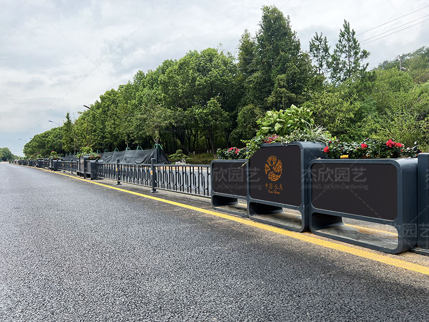 黑金系列不銹鋼道路花箱護(hù)欄大氣磅礴